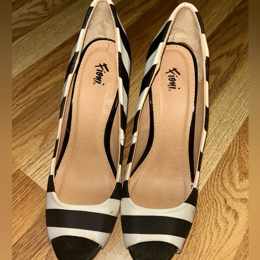 Retro “Barbie” heels black and white